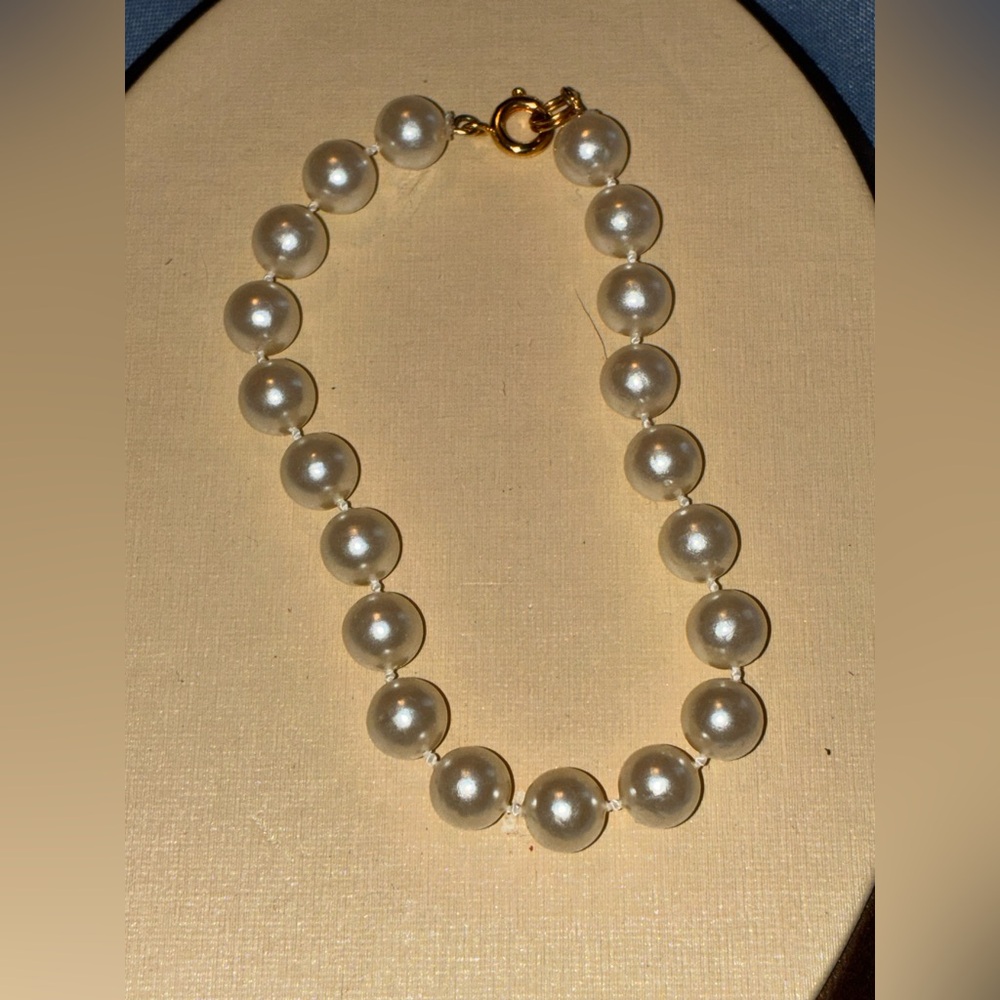 Classic Pearl Bracelet with Gold Accents